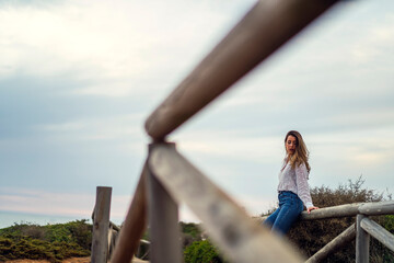 Chica con blusa blanca y bonita sonrisa en un acantilado