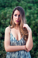 Fototapeta premium Chica con vestido largo en zona verde