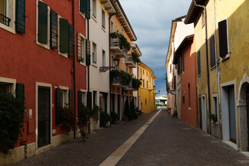 Fototapeta na wymiar Colorful houses in the town of Lazise on Lake Garda