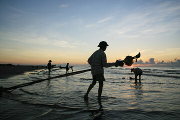 Nam Dinh, VIETNAM - August 1 :. Fishermen working in the fishing village of Hai Hau, Vietnam on August 1, 2014 in Hai Hau district, Nam Dinh .