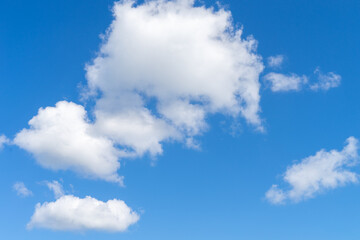 Obraz na płótnie Canvas White clouds in blue sky background at sunny day