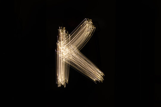 Foto de larga exposición de senderos de luz haciendo una forma de letras sobre un fondo negro  con luces led para texto 