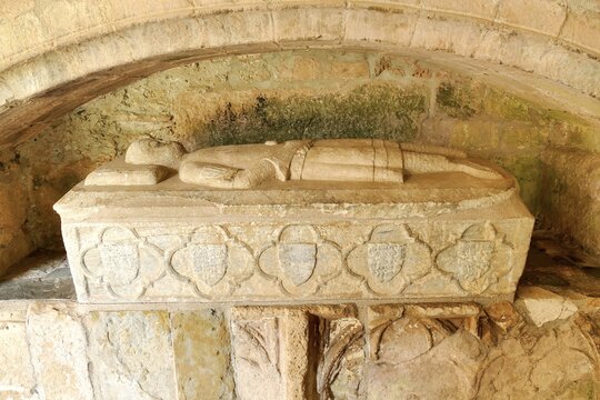 Tombeau de chanoine situ&eacute; dans le cloitre de la Cath&eacute;drale Sainte-Marie de Saint-Bertrand-de-Comminges