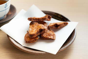 堅焼きのしょうゆせんべい　割れせん