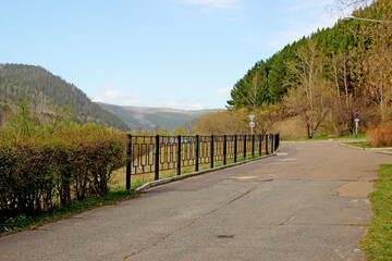 Fototapeta premium An observation deck with amazing views of wooded hills and blue sky.