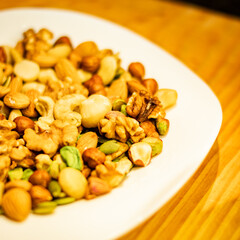 Plato de almendras, nueces y otros granos.