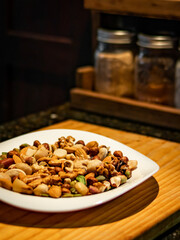 Plato de almendras, nueces y otros granos.