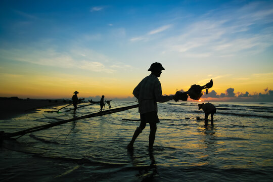 Nam Dinh, VIETNAM - August 1 :. Fishermen working in the fishing village of Hai Hau, Vietnam on August 1, 2014 in Hai Hau district, Nam Dinh .