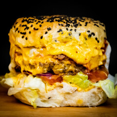 hamburguesa y papas fritas son salsa de ajo y ketchup.