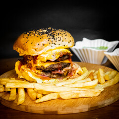 hamburguesa y papas fritas son salsa de ajo y ketchup.