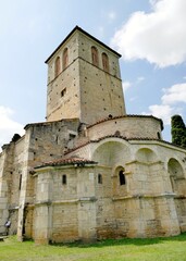 Fototapeta na wymiar L'abside et le clocher de la basilique Saint-Just de Valcabrère