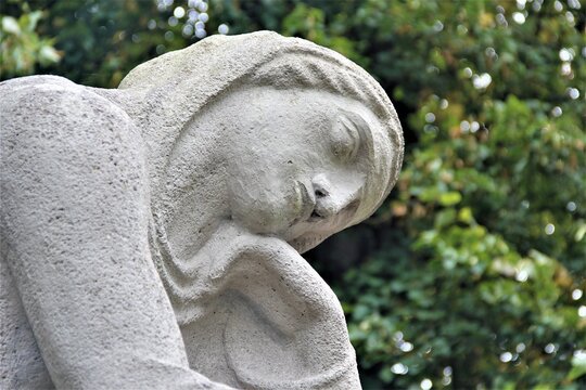 Nachdenkliche Frauenstatue