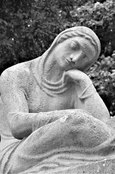 Nachdenkliche Frauenstaue