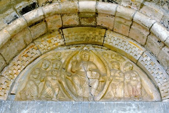 Tympan sculpt&eacute; au-dessus du Portail de la basilique Saint-Just de Valcabr&egrave;re