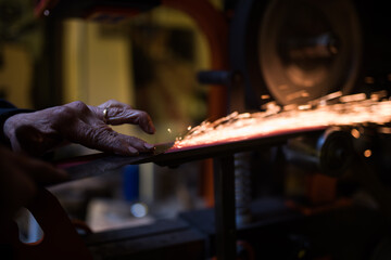 Herreros trabajando como se hacia antiguamente. Cuchilleria tradicional.
