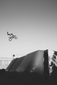 freestyle tricks in the air .