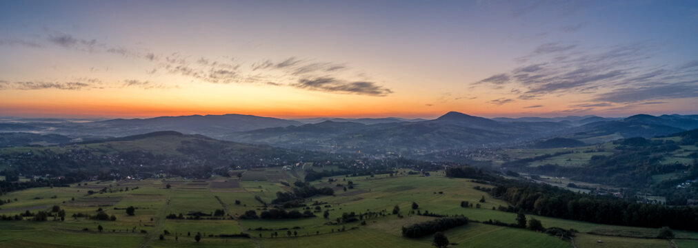 Gryb&oacute;w, panorama o wschodzie słońca