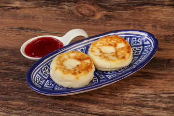 Cottage cheese pancakes with strawberry jam