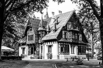 Czarno białe, zdjęcie pałacyku, obiekt zabytkowy, budynek drewniany
