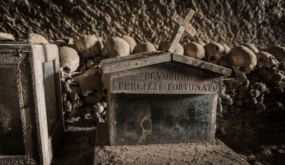 Neapol, Cimitero Delle Fontanelle, cmentarz czaszek