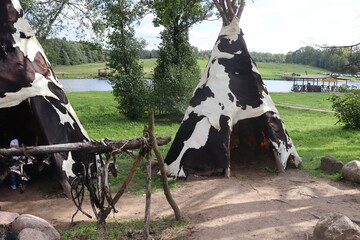 indians wigwam hut in forest view © Mikalai Drazdou