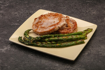 Grilled tuna steak with asparagus