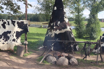 indians wigwam hut in forest view © Mikalai Drazdou