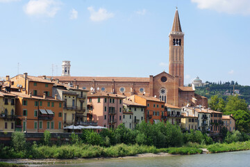 Fototapeta na wymiar Eglise au bord de l'Adige