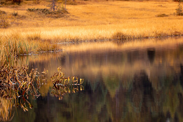 Stazersee mit Nebel im Indian Summer