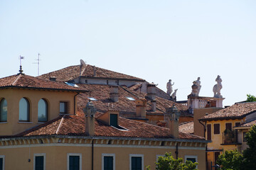 Statues d&eacute;passant des toits