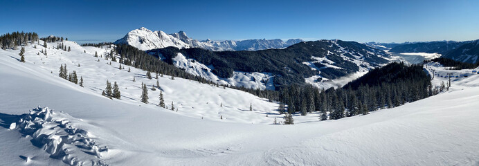 Fototapeta na wymiar Panoramic view of ski region Saalbach Hinterglemm in the Austria alps .