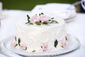 Obraz na płótnie Canvas White wedding cake decorated with fllowers.
