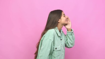 Young caucasian woman shouting and holding palm near opened mouth