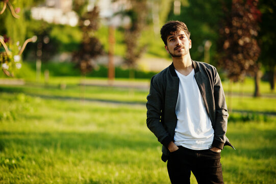 Stylish idian man posed outdoor on sunset.