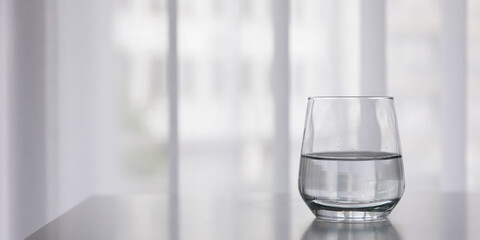 Glas, Wasser, halbvoll - 380427929