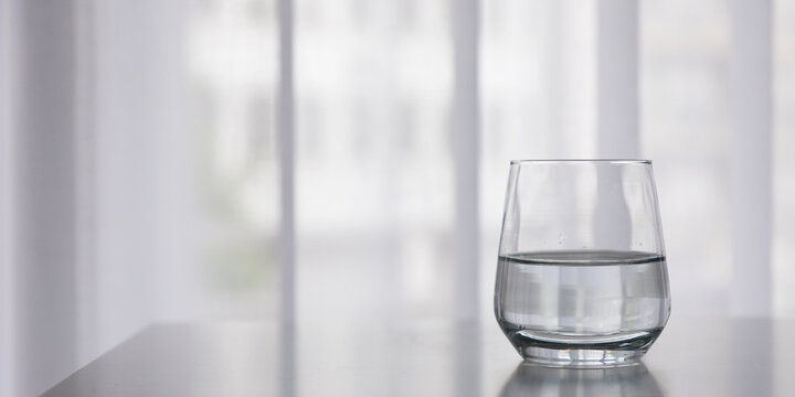 Glas, Wasser, halbvoll