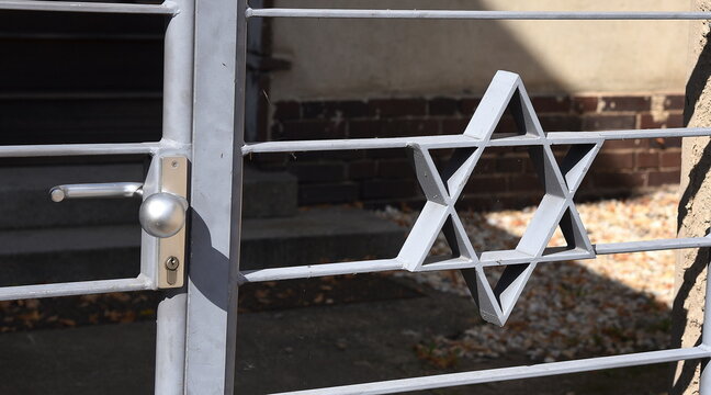 Davidstern am Tor zur Trauerhalle des Neuen j&uuml;dischen Friedhofs