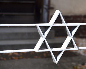 Davidstern am Tor zur Trauerhalle des Neuen jüdischen Friedhofs