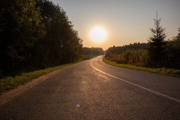Photo An evening road against a sunny sunset.