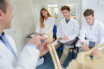 Obraz premium a male teacher give a lesson - medical student