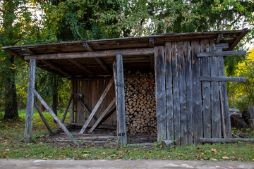 Photo a barn with dry chopped wood.