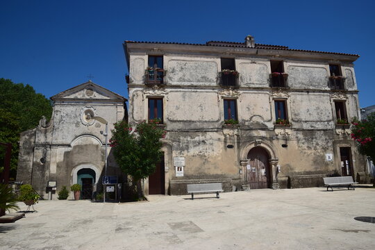 Paestum - Basilica Paleocristiana (Chiesa della S.S. Annunziata) e il palazzo Vescovile