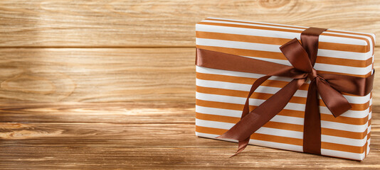 Obraz premium Gift box with ribbon on wooden background