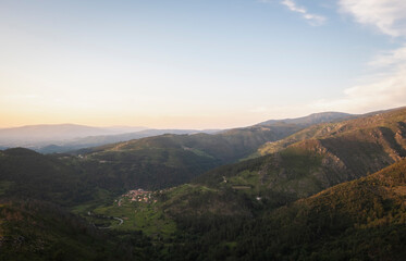 bonita paisagem ao pôr do sol de aldeia isolada nas montanhas Sistelo Portugal