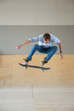 Guy falling from skateboard