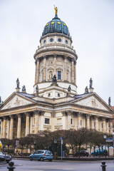Fototapeta na wymiar large church with a dome and columns
