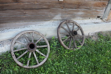 Fototapeta na wymiar carriage wooden wheel in rural yard