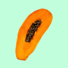 Papaja, owoc tropikalny na zielonym tle wyizolowany.