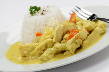 Hähnchencurry mit Ananas und Paprika an Basmati Reis