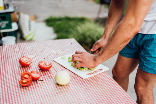 Man making a salade